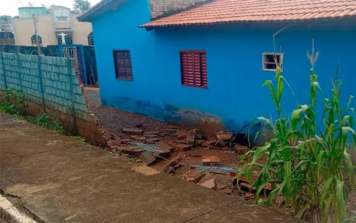 Muro caído próximo à residência do casal (Foto/Reprodução)