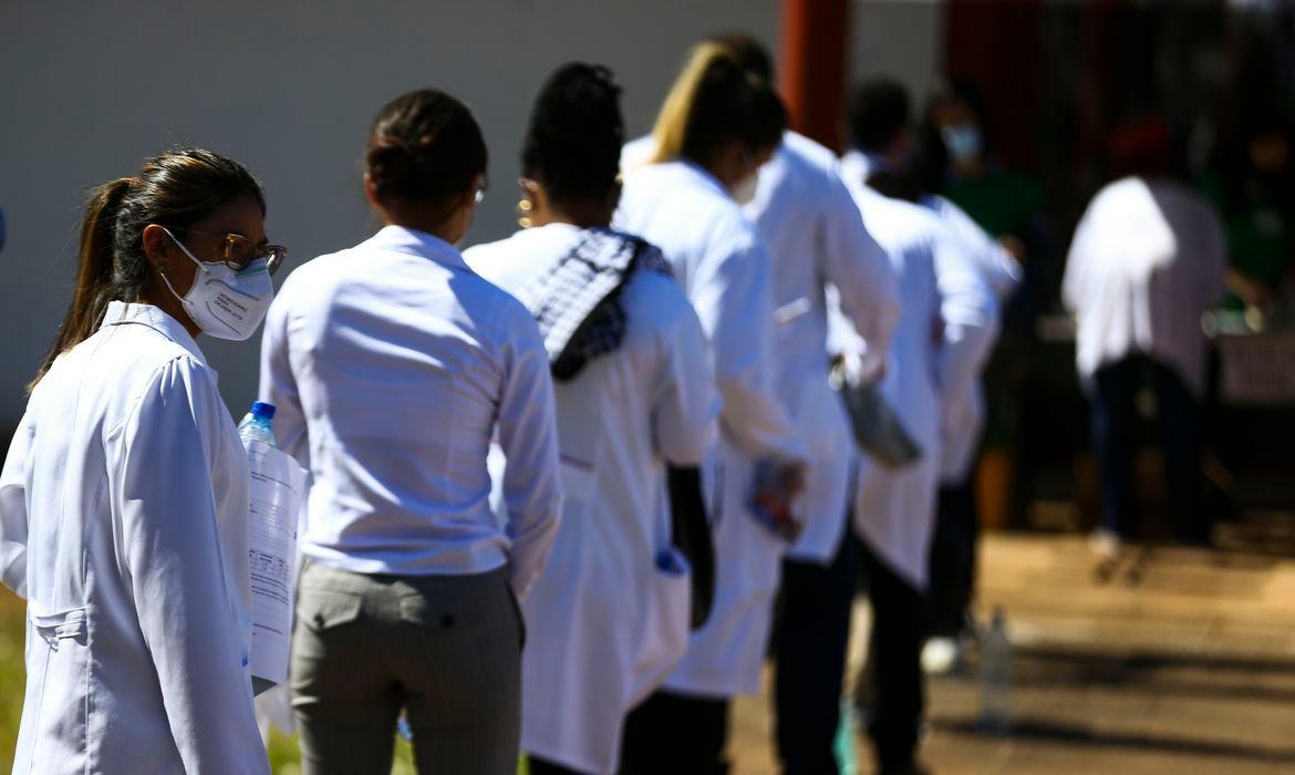 Médicos em fila (Foto/Agência Brasil)