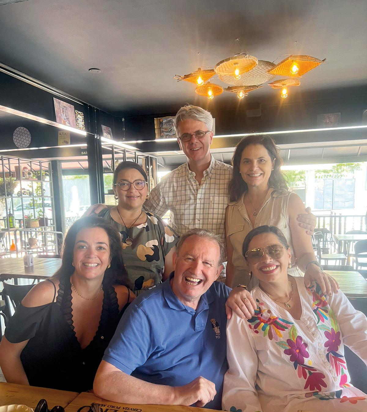 Encontro de Chefs na eskina mais badala de Uberaba. A Chef de cozinha Tuca Antônio e Nutricionista Maria Zita receberam neste sábado o renomado Chef de Cozinha, Joachim Kuerper, chef e proprietário de um dos mais renomados restaurantes de Lisboa o Eleven. Na foto, Marilia Paiva, Alceu Ferreira, Maria Zita Vale Ferreira, Chef Tuca Antônio, Joachim Kuerper, de braços dados com a esposa Cintia Kuerper, que por sua vez também é Chef Pastissiere nos concorridos Seteais e Malhadinha (Foto/Arquivo Pessoal)