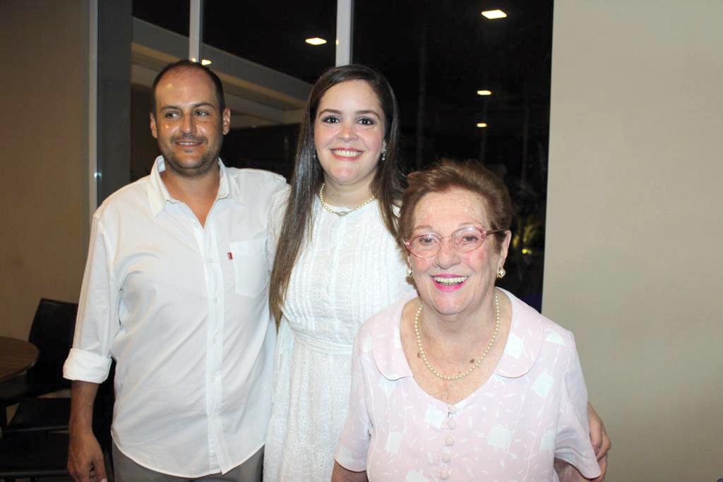 Os noivos com a avó dela a sempre muito elegante, Olga Sanchez (Foto/Arquivo Pessoal)