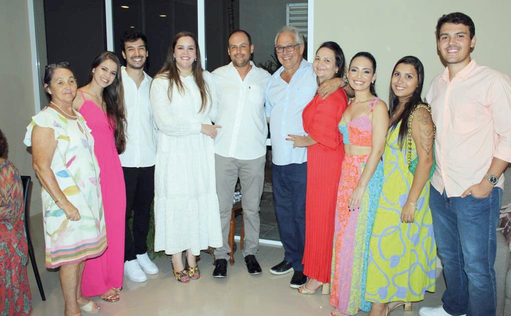 Os noivos com a família dele, Maria da Conceição Alvarenga, Maria Cândida, Pedro Gondim, San Tiago de braços dados com Taciana, Luísa Gondim , Luana e Eduardo (Foto/Arquivo Pessoal)