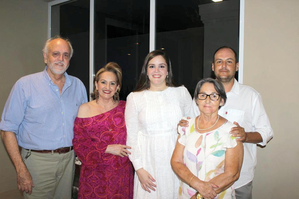 Os pais dela Celso Augusto Carboni Aguiar e Mariângela Sanches Aguiar, os noivos Camila e Tarcísio e a mãe dele, Maria da Conceição Alvarenga (Foto/Arquivo Pessoal)