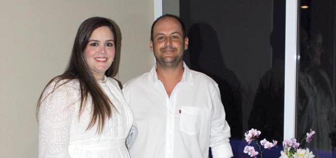 Camila Sanches Aguiar e Tarcísio Pedro Alvarenga ficaram noivos neste fim de semana e comemoraram em família (Foto/Arquivo Pessoal)