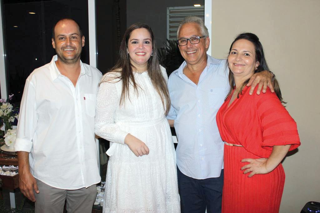 Tarcísio, Camila recebendo o carinho do cunhado San Tiago Gondim e da irmã dele Taciana (Foto/Arquivo Pessoal)