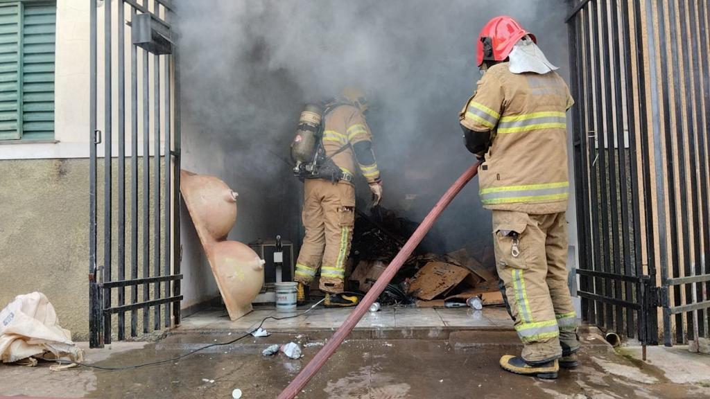 Bombeiros tiveram trabalho para resgatar e depois debelar o fogo na casa localizada no bairro São Geraldo (Foto/Divulgação)