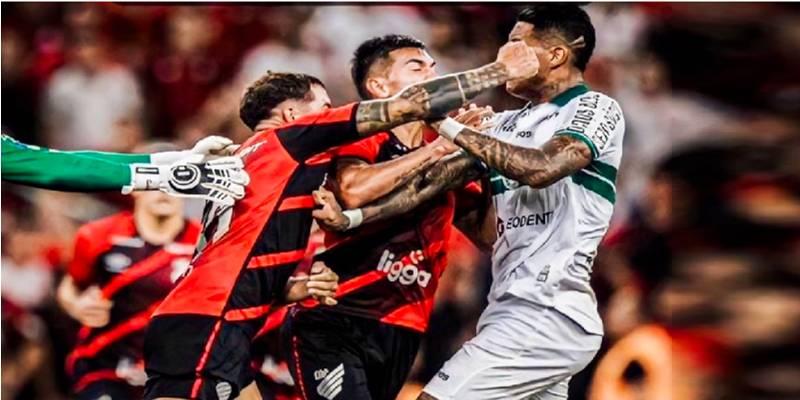 A pancadaria começou nos acréscimos do segundo tempo, quando o jogo estava empatado por 1 a 1 (Foto/Conceito em Noticia/Twitter)