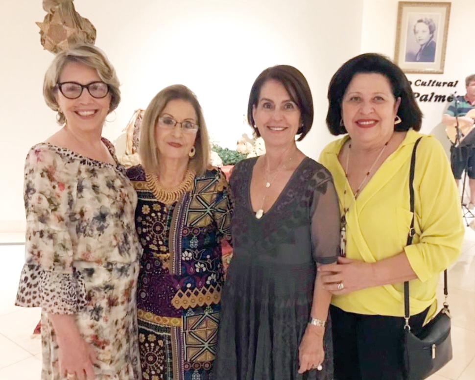 Artista plástica Maria Helena Ciriani com suas amigas e entusiastas de sua expô no CCCP Maria Alice Veludo, Ilka Maria Oliveira e Regina Nabut, que aniversariou dia 1º de fevereiro (Foto/Arquivo Pessoal)