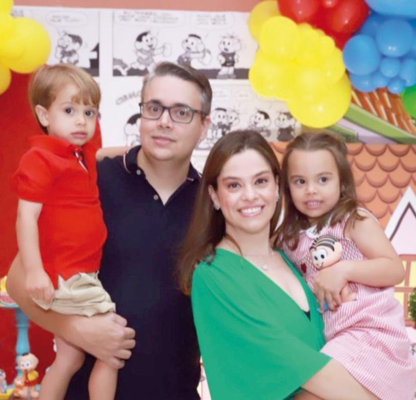 Cumprimentos carinhosos à princesinha Catarina, que festejou 4 aninhos no fim de semana, cercada pelo carinho de seus pais Giovanna Prata Ciabotti e Luciano Camargos e do irmãozinho Pedro (Foto/Babi Magela)