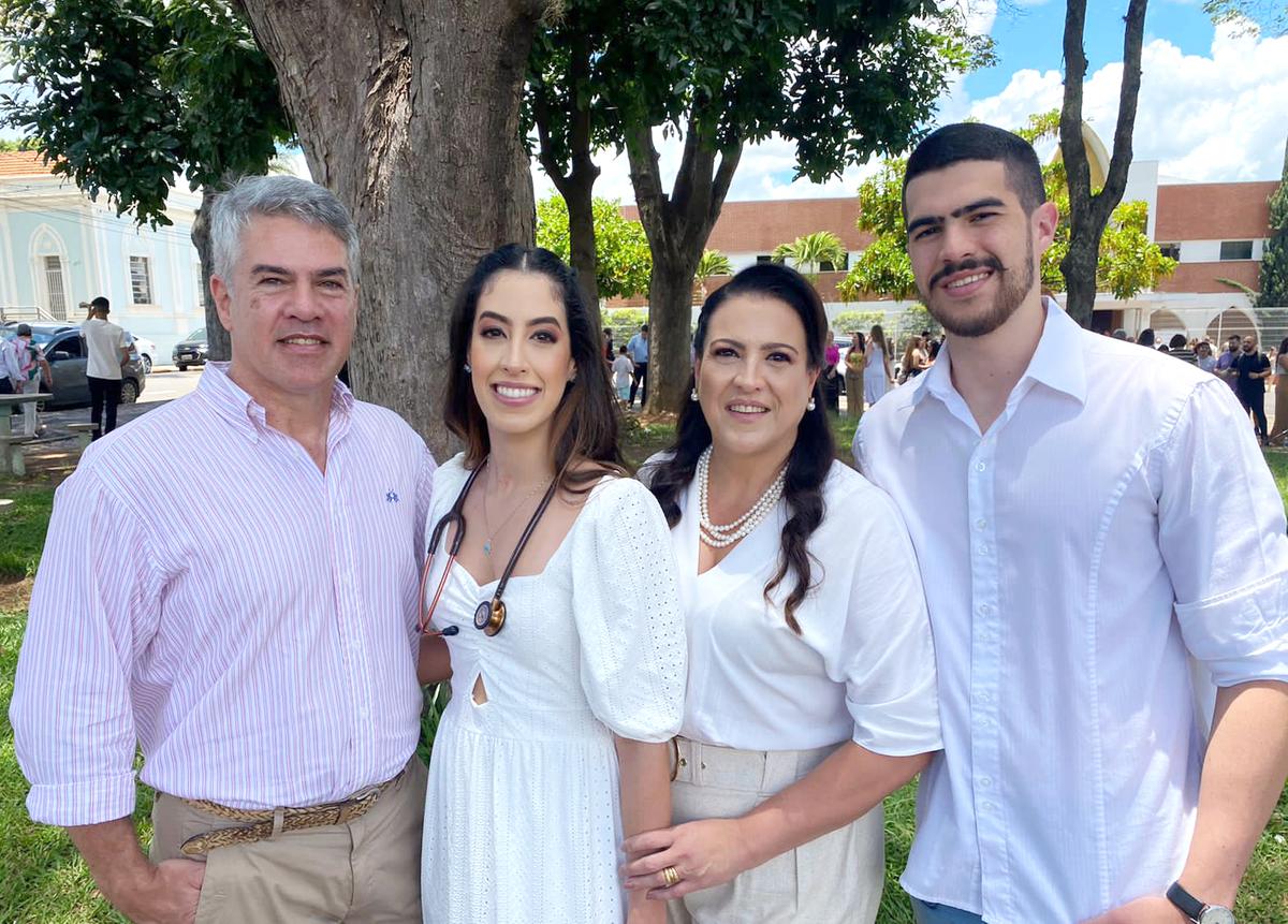 Querida leitora amiga do JM Valéria Alvim Raposo Lemos é a aniversariante de hoje comemorando 50 anos de vida da forma que ela mais gosta, com a família e aprovação da filha em três faculdades. Na fotos com o esposo Frederico e os filhos Bárbara e Breno. Parabéns Valéria! (Foto/Arquivo Pessoal)