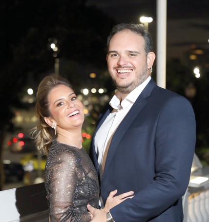 Apaixonados Marina e Neto em noite de glamour e brisa do mar na varanda (Foto/Arquivo Pessoal)