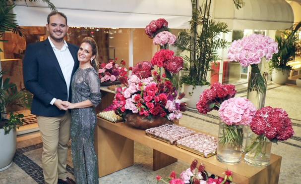 Sensacional mesa de doces com arranjos de rosas cor-de-rosa e vermelhas, décor de Eugênia Guerra. Animação com música ao vivo do Duo do Rio, que fez todos dançarem (Foto/Arquivo Pessoal)