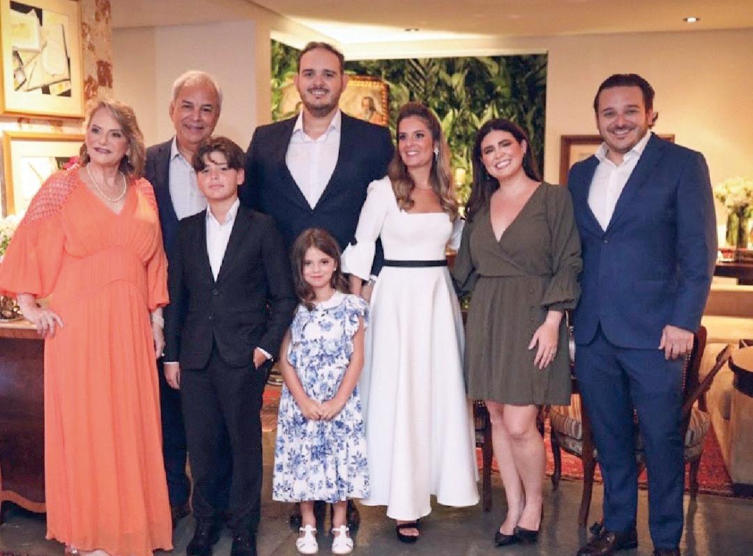 João e Marina com os pais dele, mais o irmão, com a esposa Bianca e os filhos Maria Clara (que levou as alianças) e João Pedro (Foto/Arquivo Pessoal)