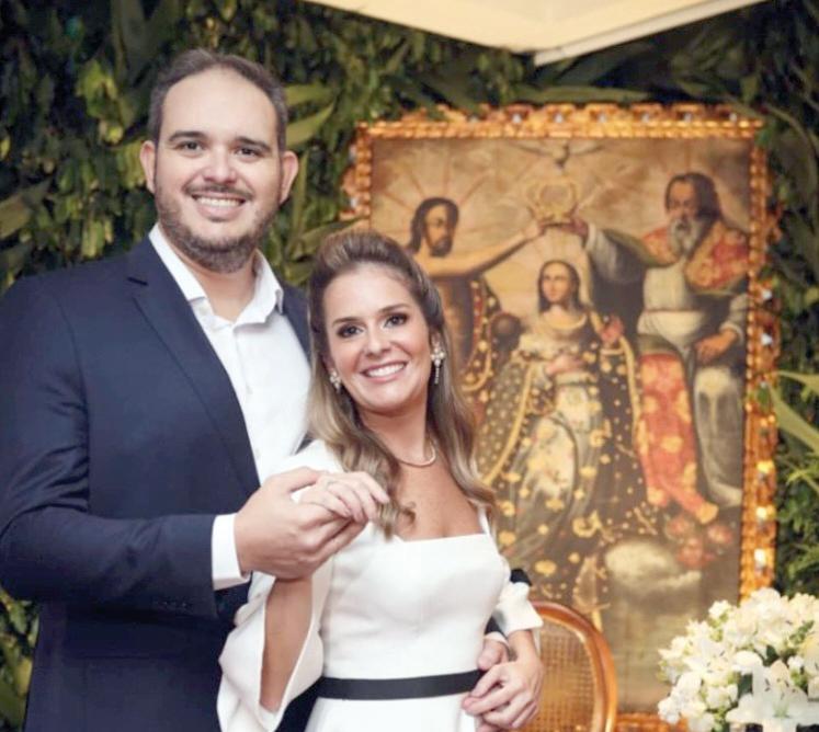 Marina (em dress nupcial by Marcelo Quadros) e João Neto selaram união civil aqui na city, na chique residência dos pais dela, totalmente decorada com arranjos de flores brancas by Maria Paula Mendes (Foto/Arquivo Pessoal)