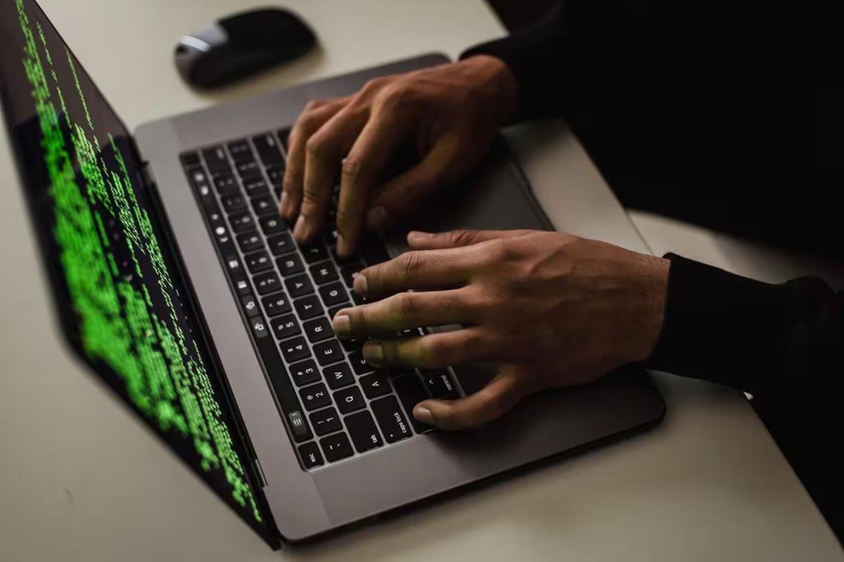 De acordo com o levantamento, pelo menos 9.462 casos de invasão de aparelhos celulares, tablets e computadores também foram registrados no Estado no último ano (Foto/Pexels)