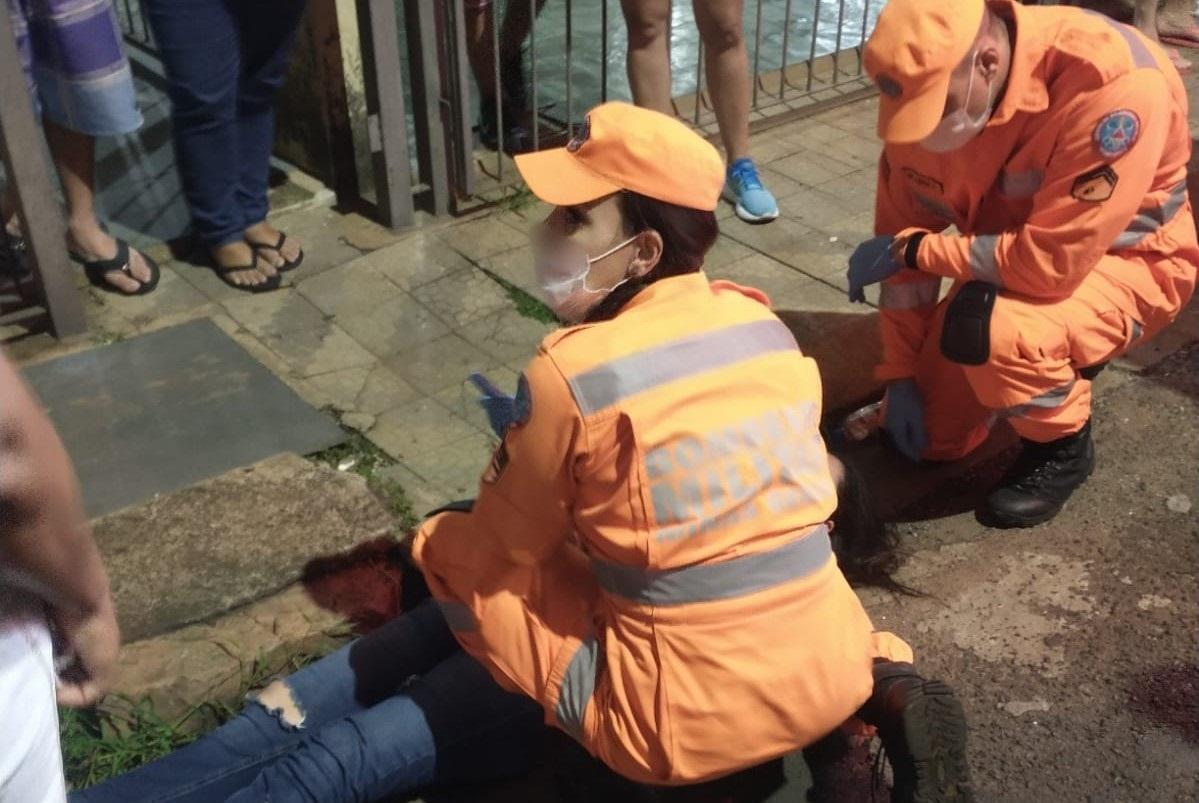 Militares do Corpo de Bombeiros prestaram os primeiros socorros à motociclista, que caiu ao fugir de cachorro  (Foto/Divulgação)