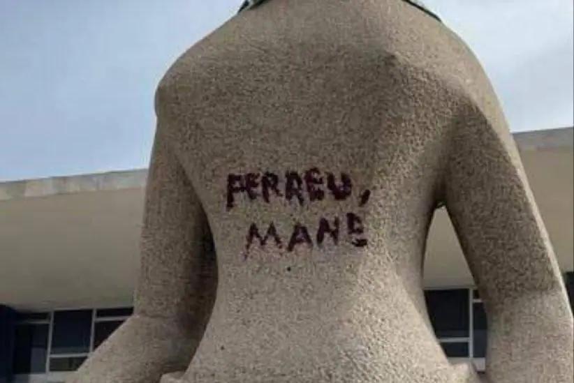 Emblemática escultura da Têmis foi vandalizada no dia 8 (Foto/Reprodução/Redes sociais)