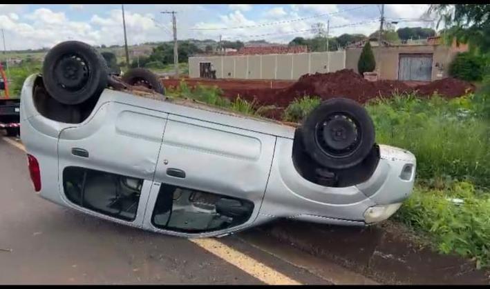 Carro ficou com as rodas para cima (Foto/Reprodução)