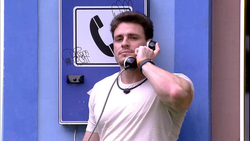 Gustavo atende o Big Fone, no BBB 23 (Foto/Reprodução Gshow)