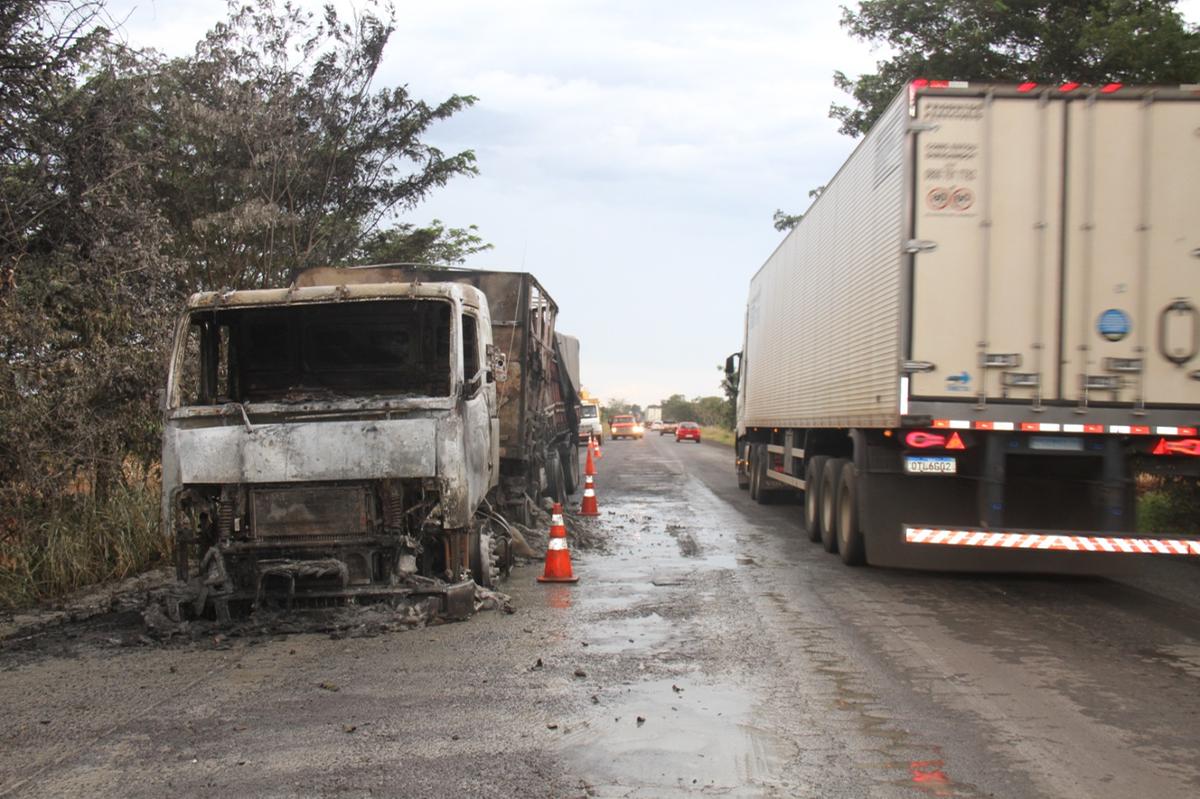 Carreta pegou fogo no km 15 da MG-427 (Foto/Jairo Chagas)