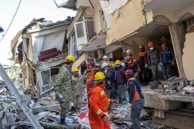 Mesmo três dias após terremoto, equipes ainda trabalham no socorro a vítimas (Foto/Bulent Kilic/AFP)