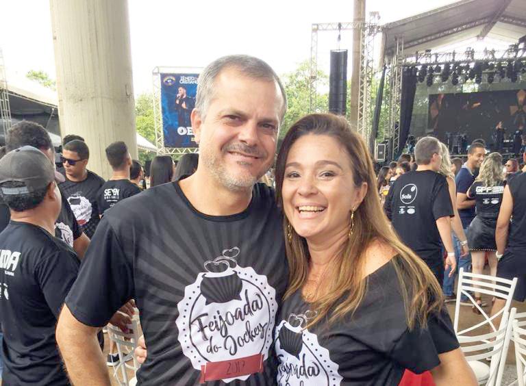 Os queridos, Osvaldo Júnior e Mônica Gondim completaram 25 anos de casados e vão comemorar sua história de amor, com missa de bodas de prata, amanhã na paróquia de Nossa Senhora Aparecida (Foto/Arquivo Pessoal)