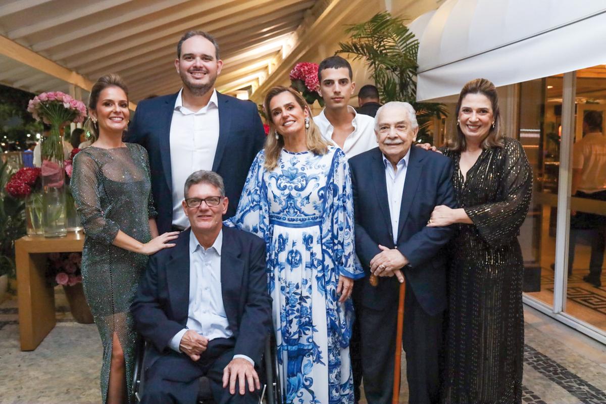 Marina e João com a família dela. Os pais, Leo e Beatriz Derenusson, o avô Albano, a tia Ana Lúcia e o primo João. (Foto/Alex Pacheco)