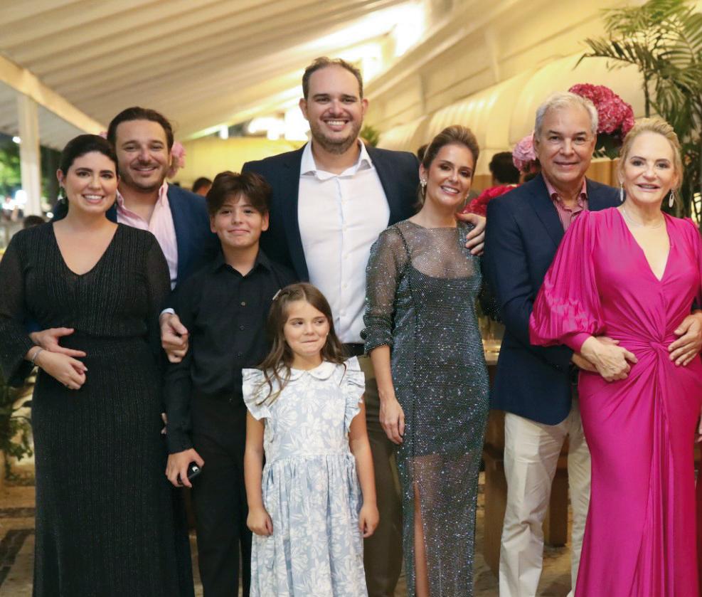 Os noivos com a família dele. Os pais, Luciene e Arnaldo Santos, o irmão Arnaldinho, a cunhada Bia e os sobrinhos, João Pedro e Maria Clara (Foto/Alex Pacheco)