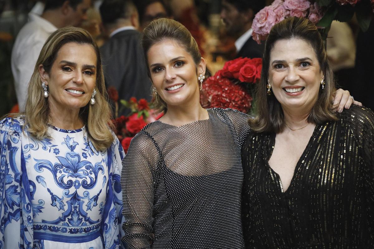 A linda noiva Marina Derenusson em seu jantar de casamento no Copacabana Palace ao lado da mãe, Beatriz e sua tia Ana Lúcia (Foto/Alex Pacheco)