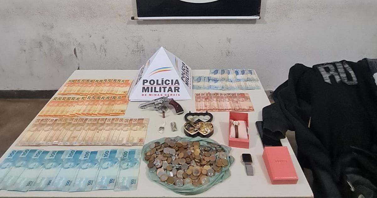 Parte do que foi roubado na casa do aposentado foi recuperada pela Polícia Militar  (Foto/Divulgação)