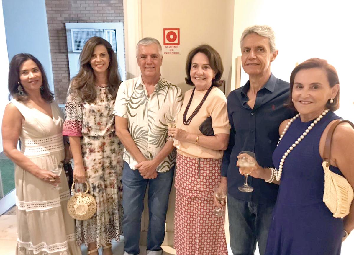 Nega Pável, Luiz Carlos Souza Campos, Ângela Pena, Tom e Ângela Rato foram conferir de perto as obras da amiga Maria Helena Ciriani (Foto/Arquivo Pessoal)