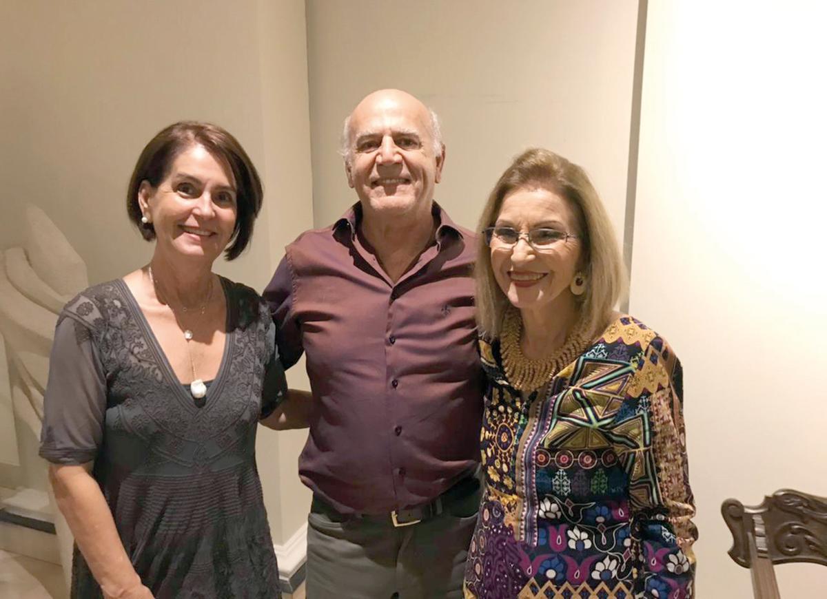 Ilka Maria Oliveira e Jorge Alberto Nabut foram prestigiar a amiga, artista plástica Maria Helena Ciriani, na inauguração de sua exposição na ultima sexta-feira, 3, no Centro Cultural Cecília Palmério (Foto/Arquivo Pessoal)