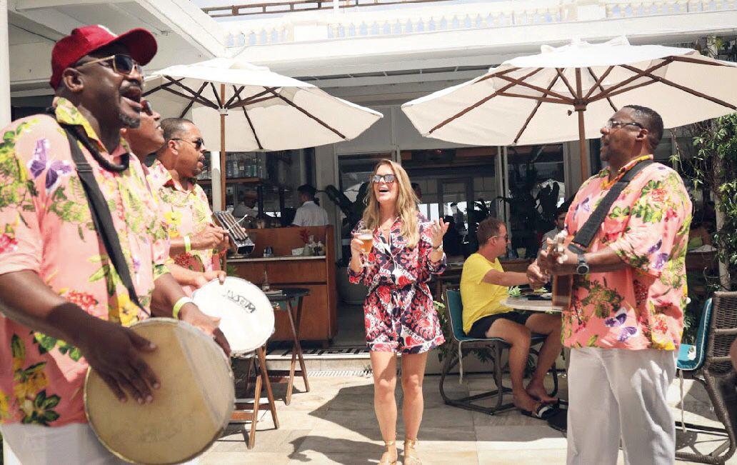 A noiva animadíssima, no seu segundo dia de festa, caiu no Pagode da feijoada oferecida aos convidados na piscina do Copacabana Palace (Foto/Alex Pacheco)