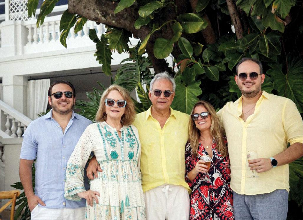 Marina e João com a família dele, Arnaldinho, Luciene e Arnaldo Santos (Foto/Alex Pacheco)