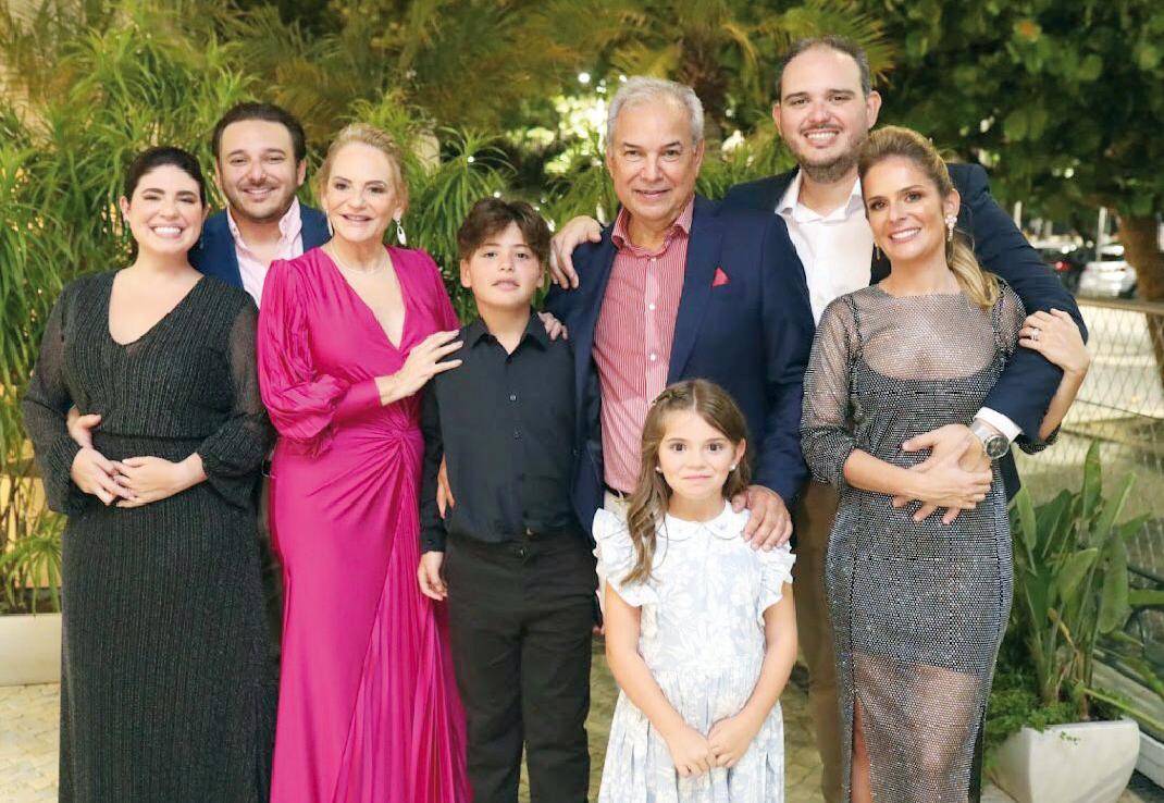 Os festejados noivos com os pais da noiva, Léo e Beatriz Derenusson, o avô Albano Bruno, a tia Ana Lucia acompanhada do filho Joao Ricardo (Foto/Alex Pacheco)