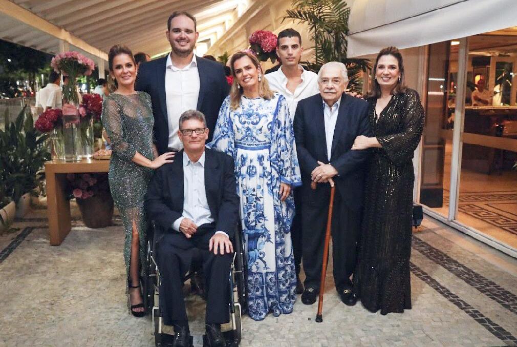 Os festejados noivos com os pais da noiva, Leo e Beatriz Derenusson, o avô Albano Bruno, a tia Ana Lucia acompanhada do filho Joao Ricardo (Foto/Alex Pacheco)