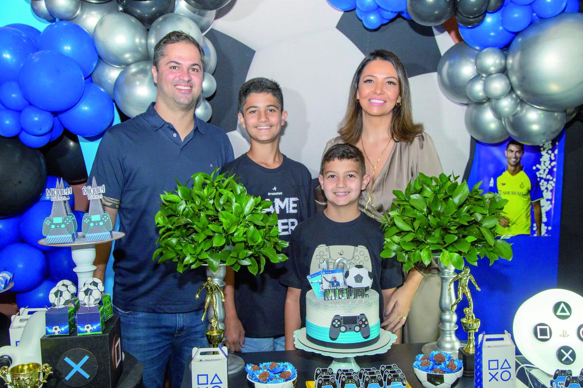 Érika e Maykel Brandolis com os filhos, Vinícius e Miguel, que comemorou seus 10 aninhos (Foto/Paulo Lúcio)