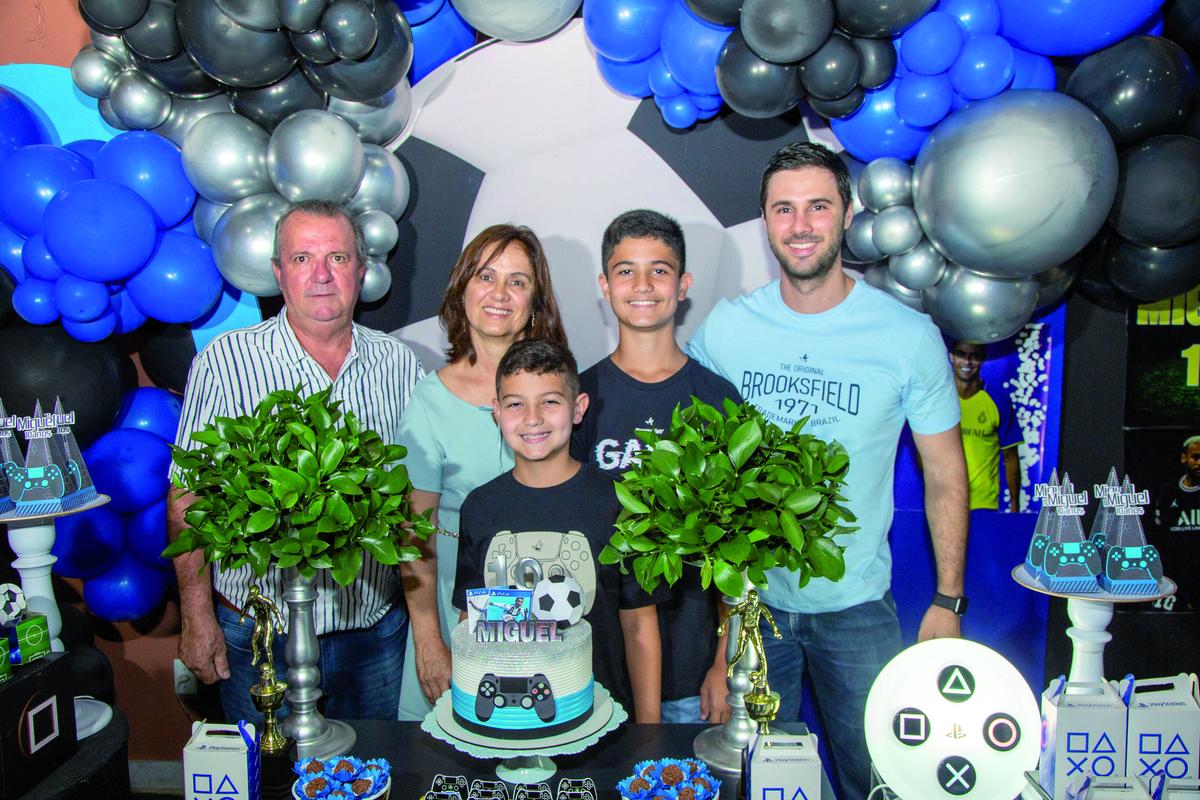 Vinícius e Miguel com os avós, Carlos e Márcia, e o tio, Wendell (Foto/Paulo Lúcio)