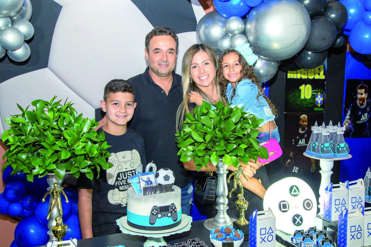 Miguel com seus padrinhos, Érick e Amanda, e a priminha Vitória (Foto/Paulo Lúcio)