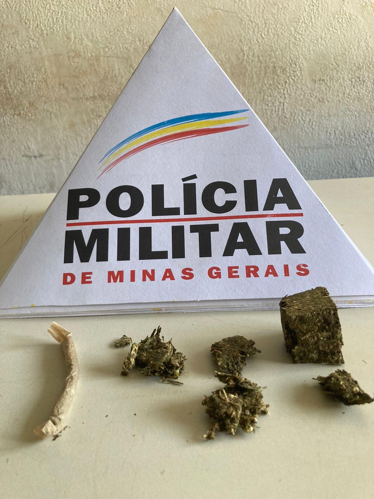 Maconha localizada com o suspeito que foi denunciado de forma anônima por meio do DDU-181 (Foto/Divulgação)