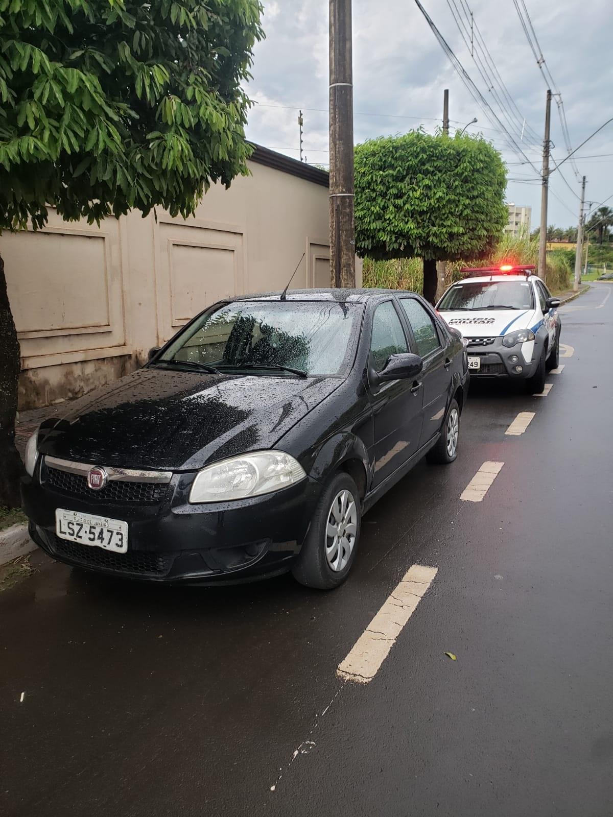 Após perceber que a polícia circulava pela região, ocupantes teriam abandonado carro furtado próximo ao Fórum Melo Viana (Foto/Divulgação)