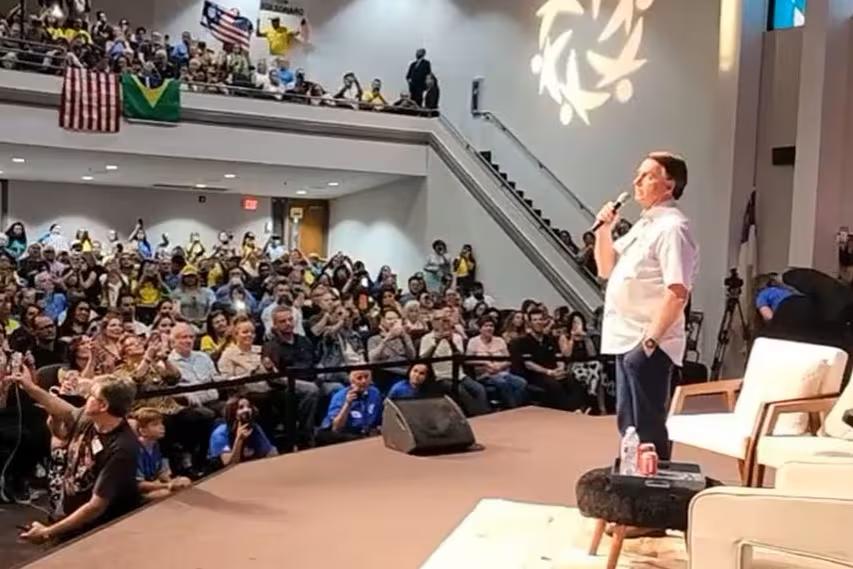 Bolsonaro em discurso em igreja na Flórida (EUA) na noite deste sábado (11) (Foto/Reprodução)