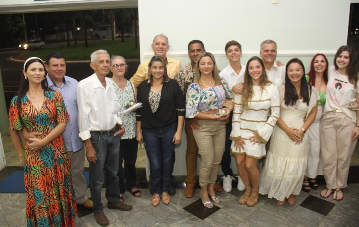 Mônica Gondim e Oswaldo Júnior comemorando os 25 anos de união com a família e amigos (Foto/Jairo Chagas)