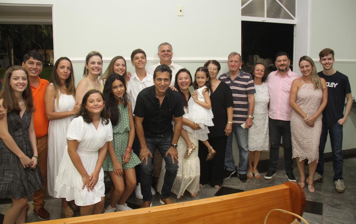 Mônica Gondim e Oswaldo Júnior ladeados pelos filhos Henrique e Nana Gondim na comemoração dos seus 25 anos de casamento (Foto/Jairo Chagas)