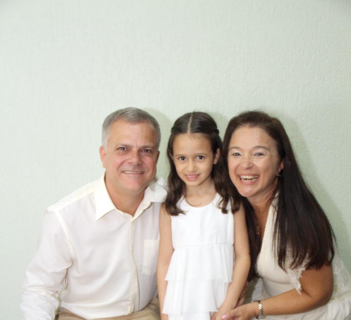 O casal com a daminha e sobrinha Alice Martins que graciosamente levou as alianças e balões durante a celebração (Foto/Jairo Chagas)