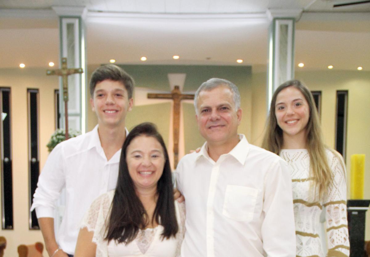 Mônica Gondim e Oswaldo Júnior ladeados pelos filhos Henrique e Nana Gondim na comemoração dos seus 25 anos de casamento (Foto/Jairo Chagas)