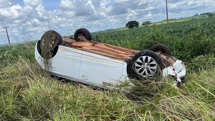 O carro parou com as rodas para cima e fora da pista de rolamento após a capotagem  (Foto/Divulgação)