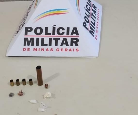 Com o suspeito foram apreendidas drogas e cápsulas deflagradas e na casa da vítima foram constatadas marcas de disparos  (Foto/Divulgação)