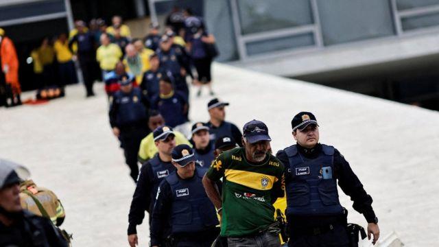 Golpistas presos no dia 8 de janeiro (Foto/Reuters)