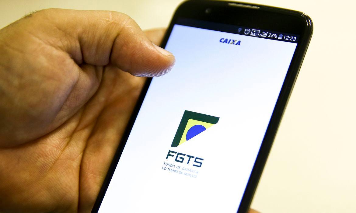 FGTS é descontado do salário? Confira o tira-dúvidas sobre o benefício
