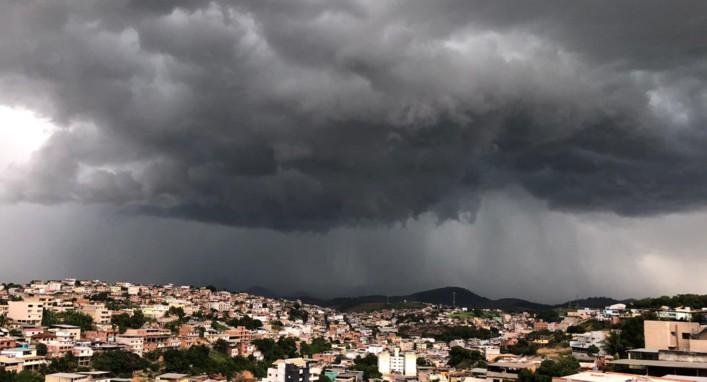 Há baixo risco de corte de energia elétrica, queda de galhos de árvores, alagamentos e descargas elétricas. (Foto/Divulgação)